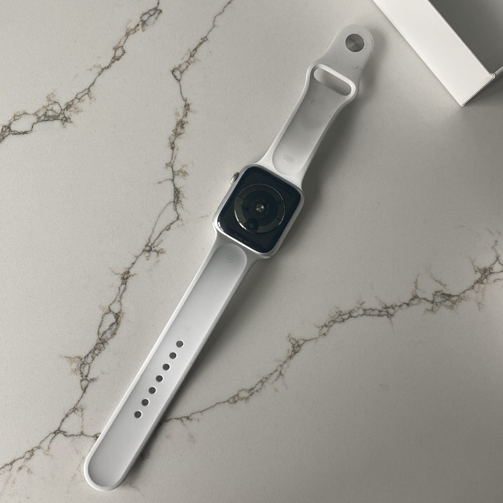 Apple Watch 44 MM Series 4 Silver Aluminum Case White Sport Band - Picture 10 of 16